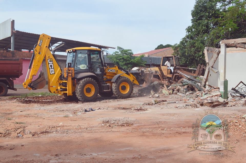 Prefeitura de Nova Alvorada do Sul dá início à demolição de prédios condenados e abandonados