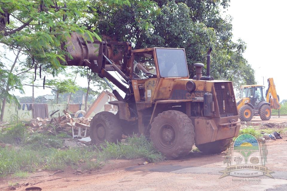 Prefeitura de Nova Alvorada do Sul dá início à demolição de prédios condenados e abandonados