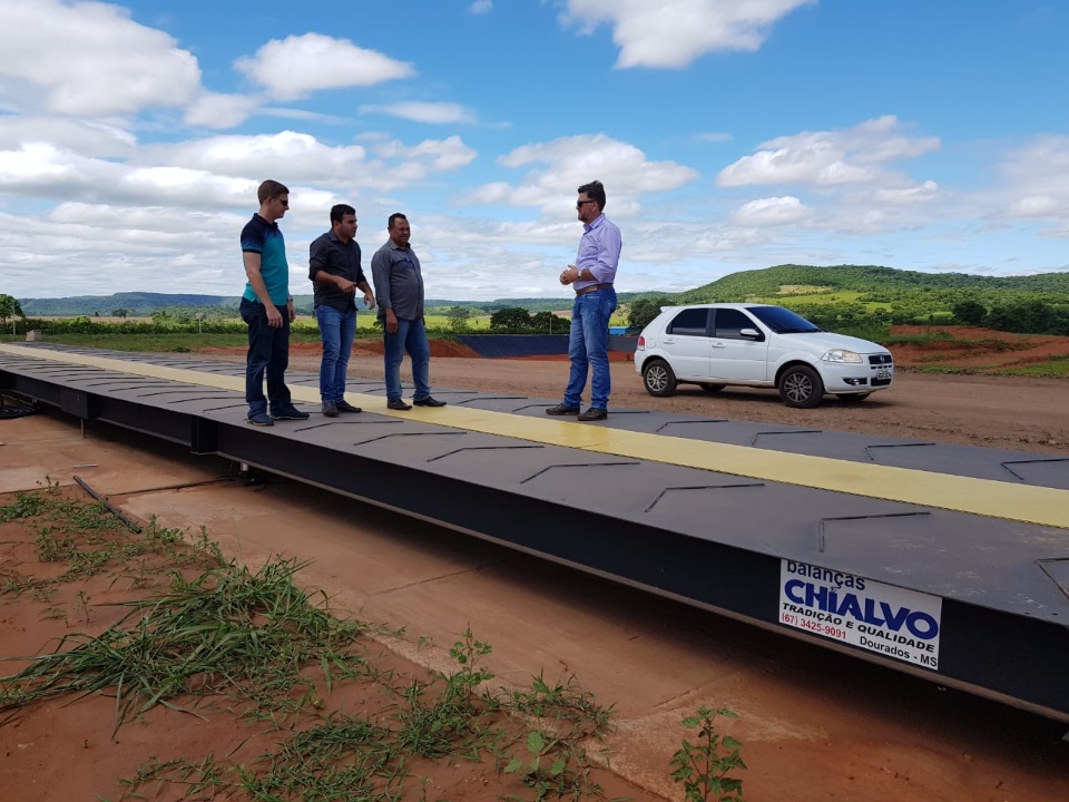 Vereadores de Rio Brilhante visitam projeto de aterro sanitário em Sidrolândia