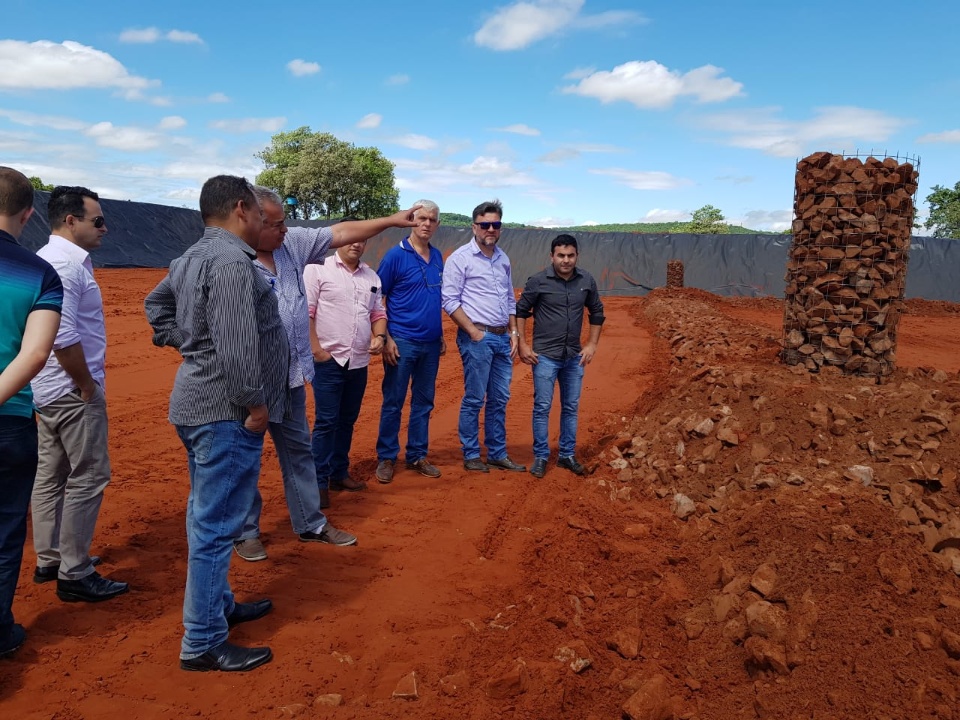 Vereadores de Rio Brilhante visitam projeto de aterro sanitário em Sidrolândia