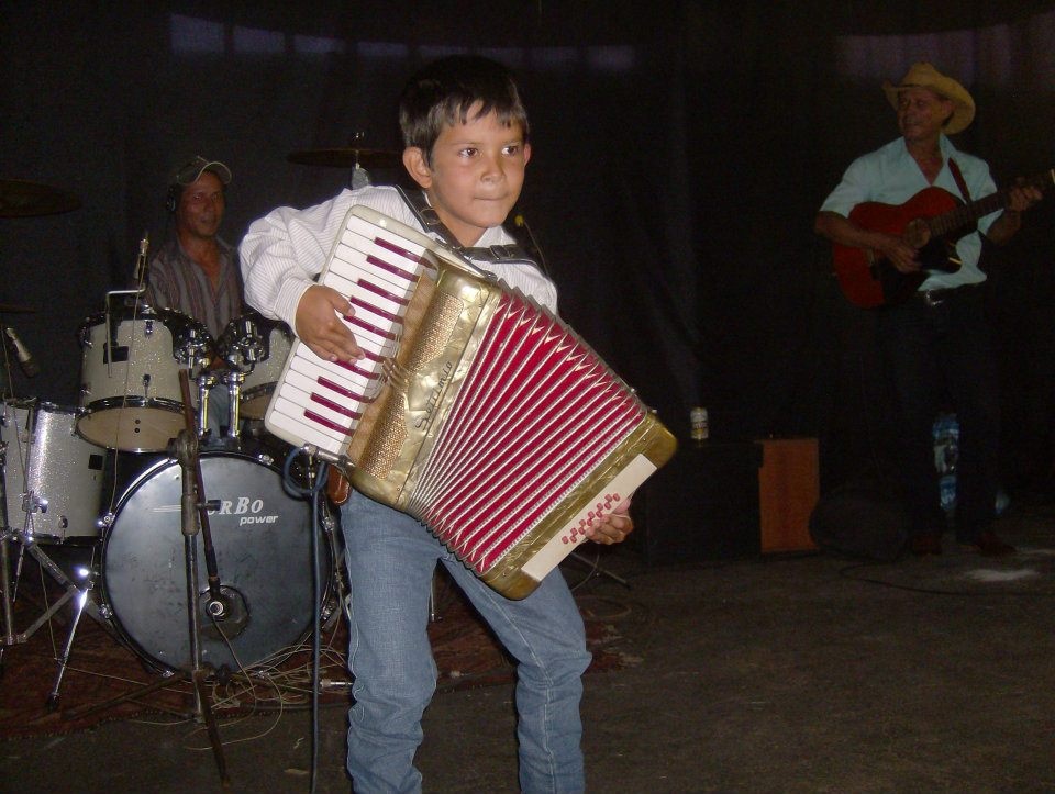 Menino que toca acordeon na fazenda desde 4 anos faz shows em SP e MS