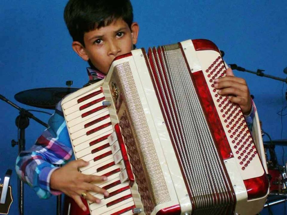 Menino que toca acordeon na fazenda desde 4 anos faz shows em SP e MS