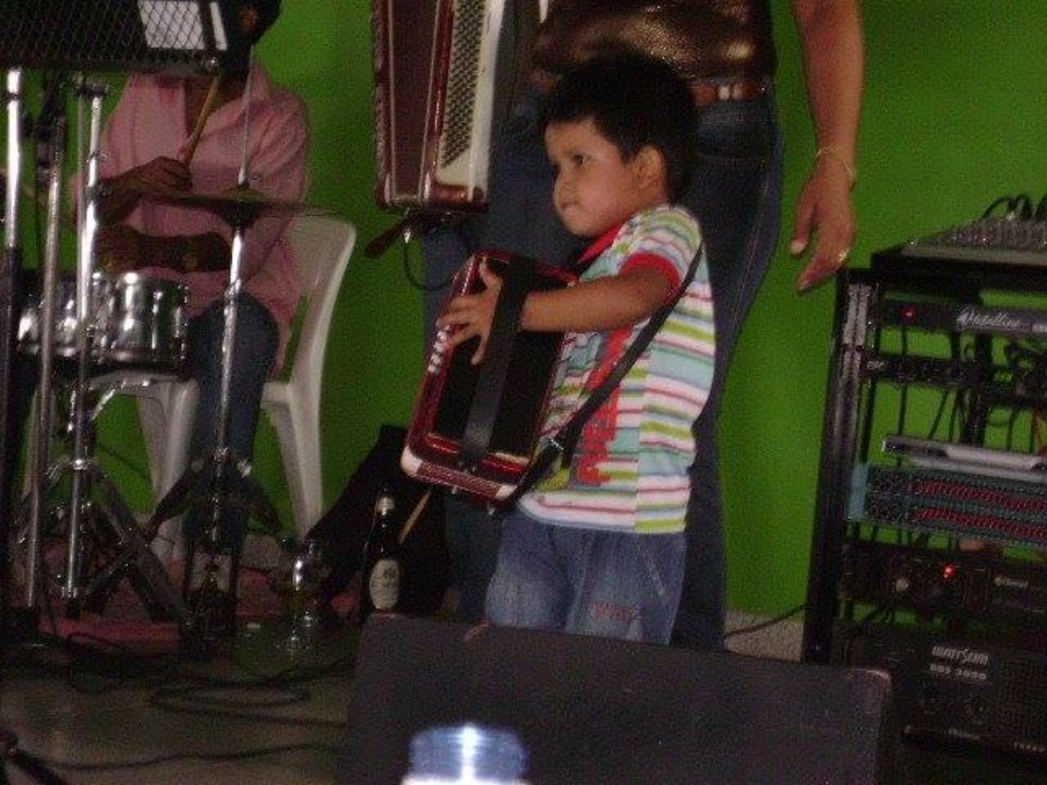 Menino que toca acordeon na fazenda desde 4 anos faz shows em SP e MS