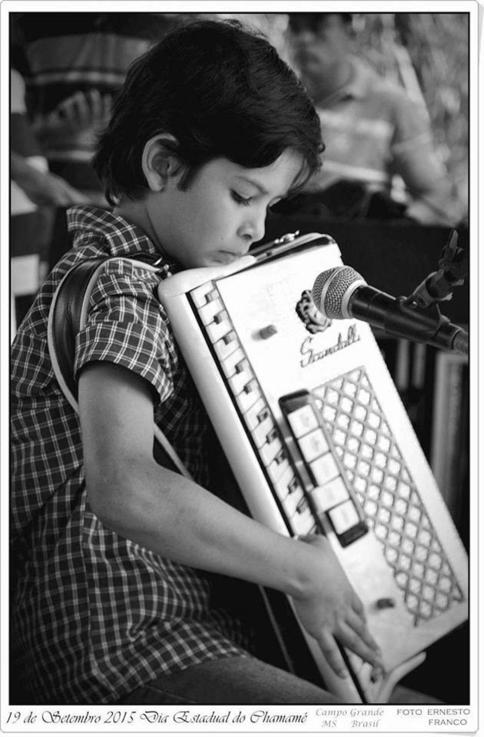 Menino que toca acordeon na fazenda desde 4 anos faz shows em SP e MS