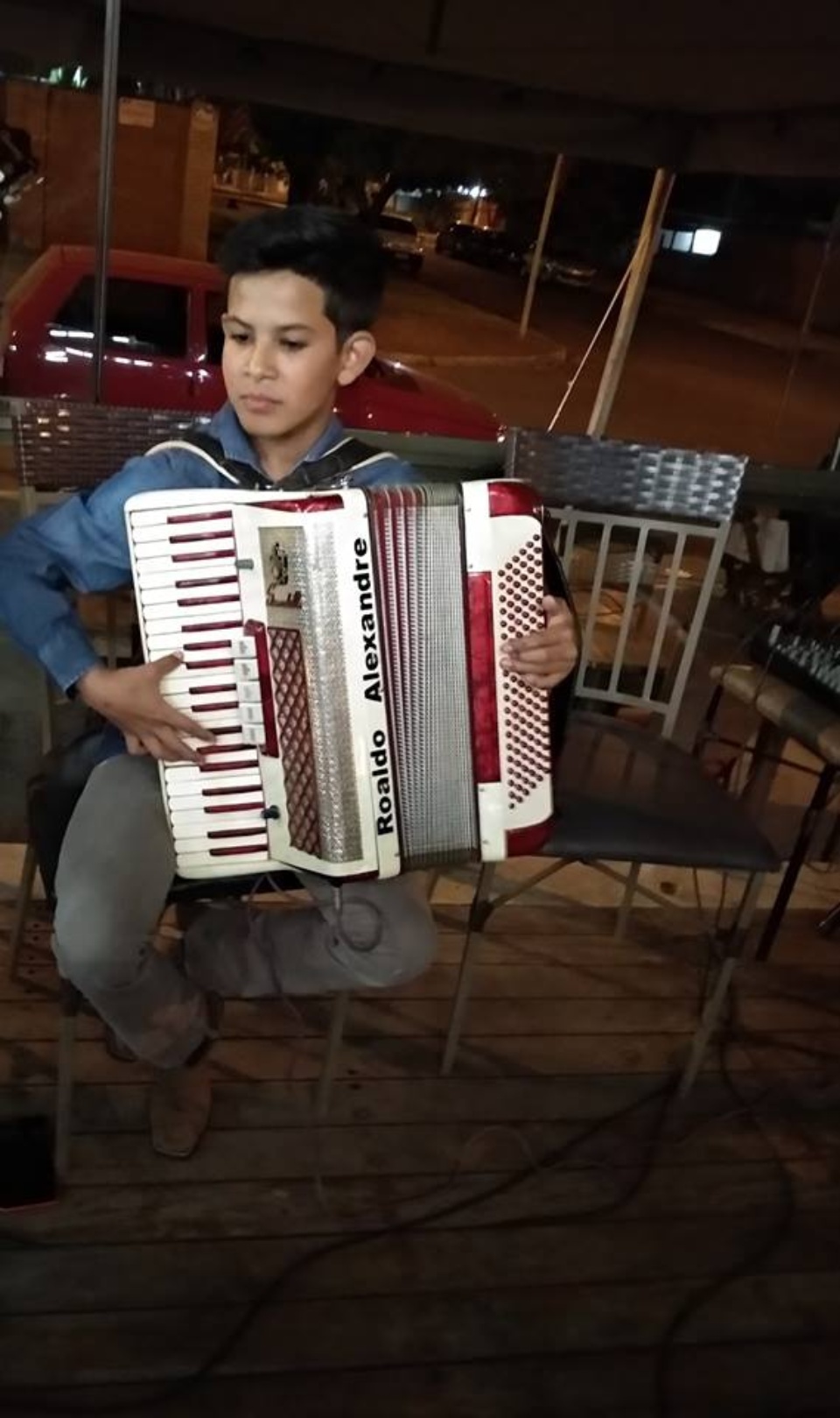 Menino que toca acordeon na fazenda desde 4 anos faz shows em SP e MS