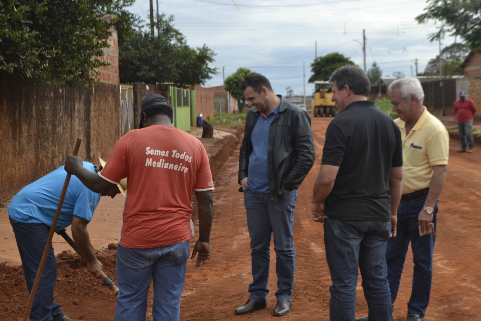 Prefeito Juvenal Neto acompanha obra de Pavimentação Prefeito Juvenal Neto acompanha obra de Pavimentação