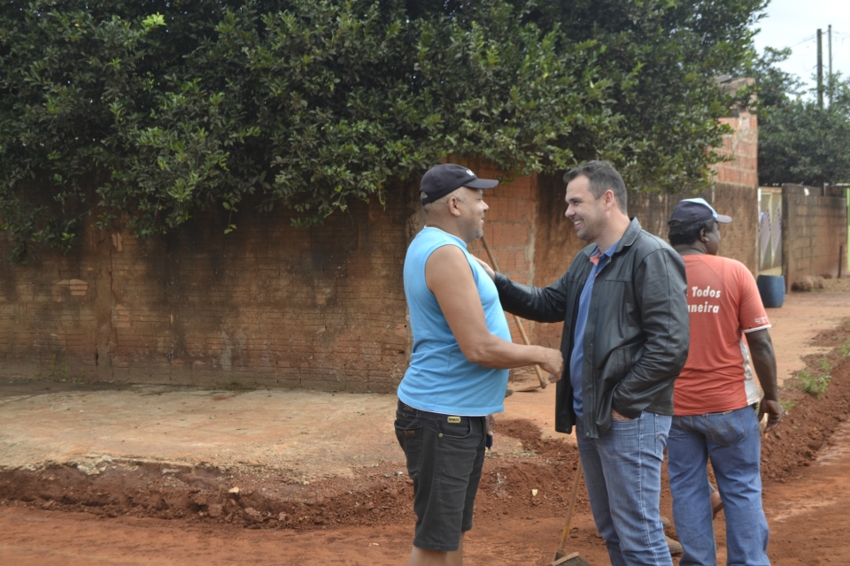 Prefeito Juvenal Neto acompanha obra de Pavimentação Prefeito Juvenal Neto acompanha obra de Pavimentação