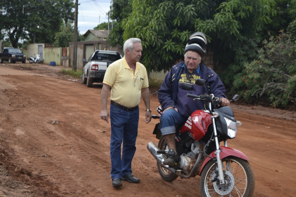 Prefeito Juvenal Neto acompanha obra de Pavimentação Prefeito Juvenal Neto acompanha obra de Pavimentação