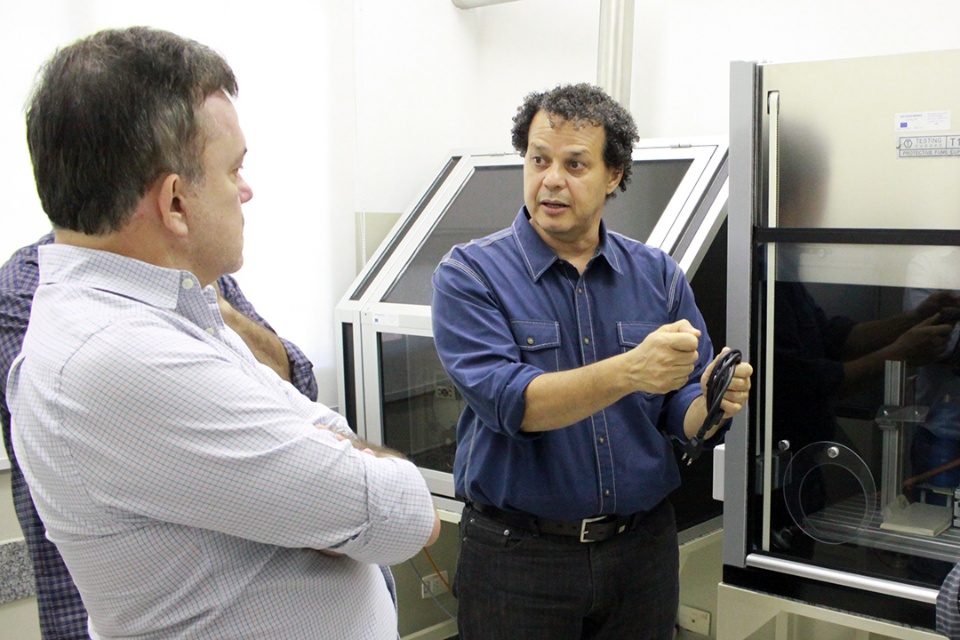 Vander visita laboratório da UFMS para conhecer tecnologias sociais para produção de alimentos