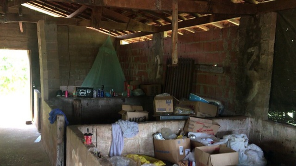 Seis trabalhadores em condições análogas às de escravo são resgatados de carvoaria em Rochedo