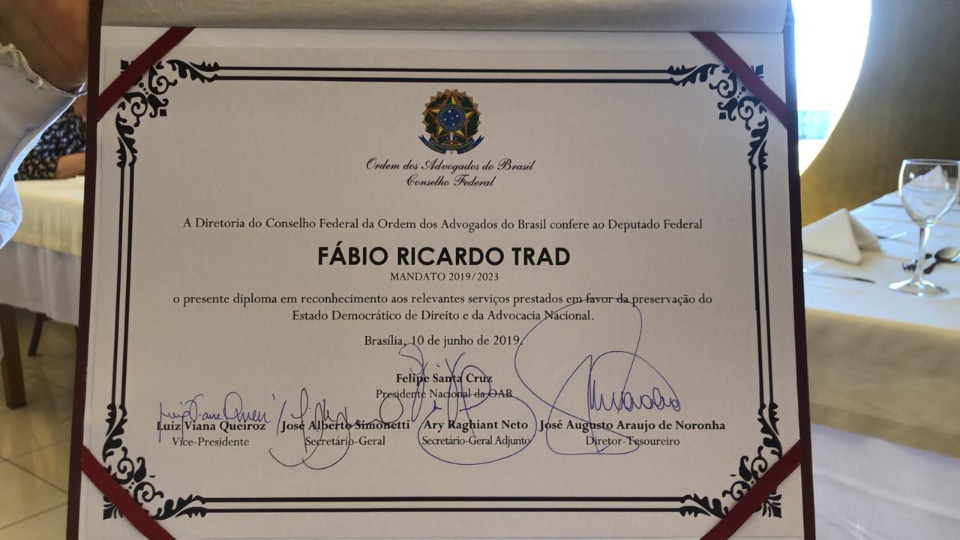 Na OAB, Fábio Trad recebe diploma por serviços prestados a Estado Democrático de Direito Na OAB, Fábio Trad recebe diploma por serviços prestados a Estado Democrático de Direito