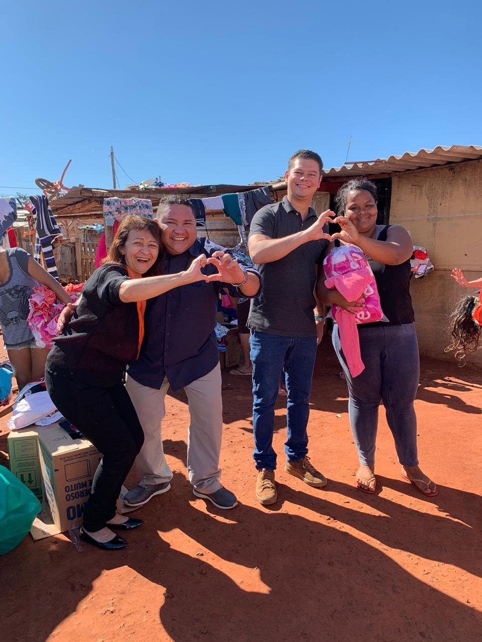 Otávio Trad entrega roupas arrecadadas em ação social a famílias do assentamento Pequi