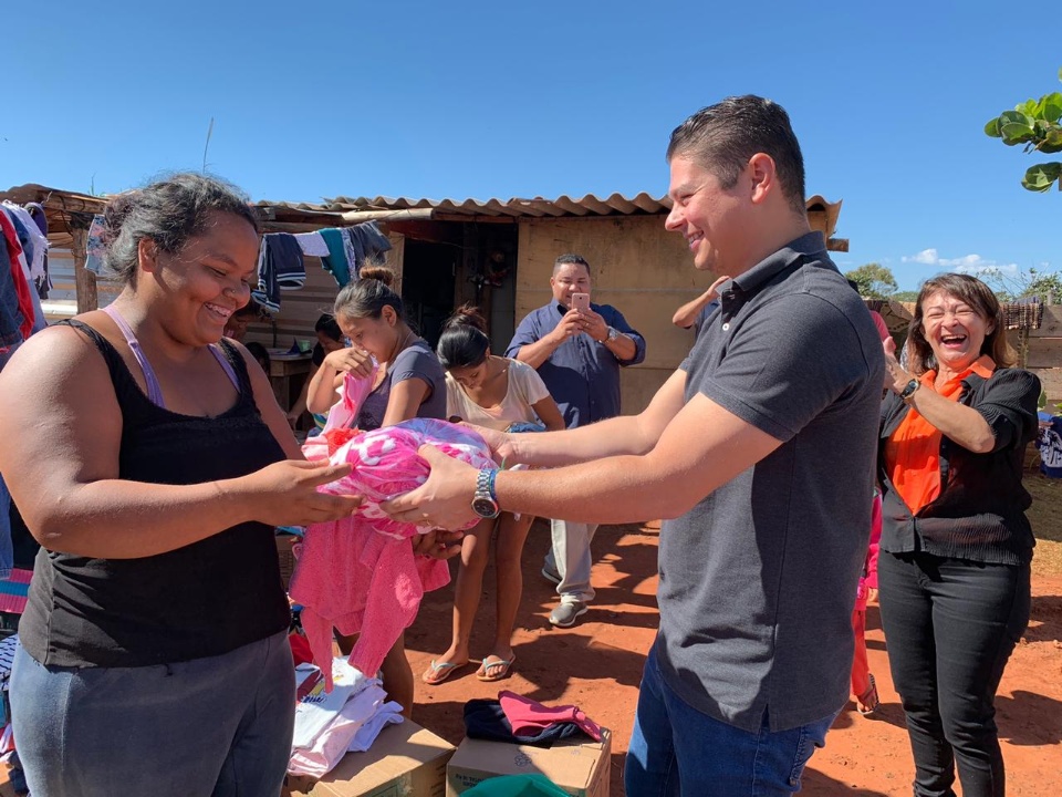 Otávio Trad entrega roupas arrecadadas em ação social a famílias do assentamento Pequi