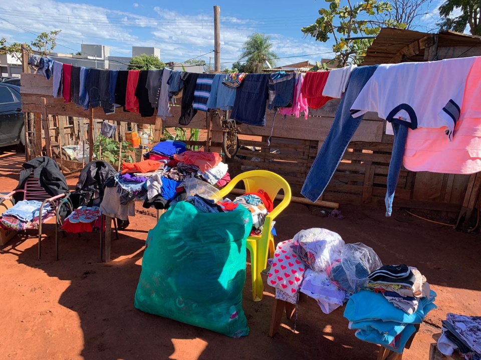 Otávio Trad entrega roupas arrecadadas em ação social a famílias do assentamento Pequi