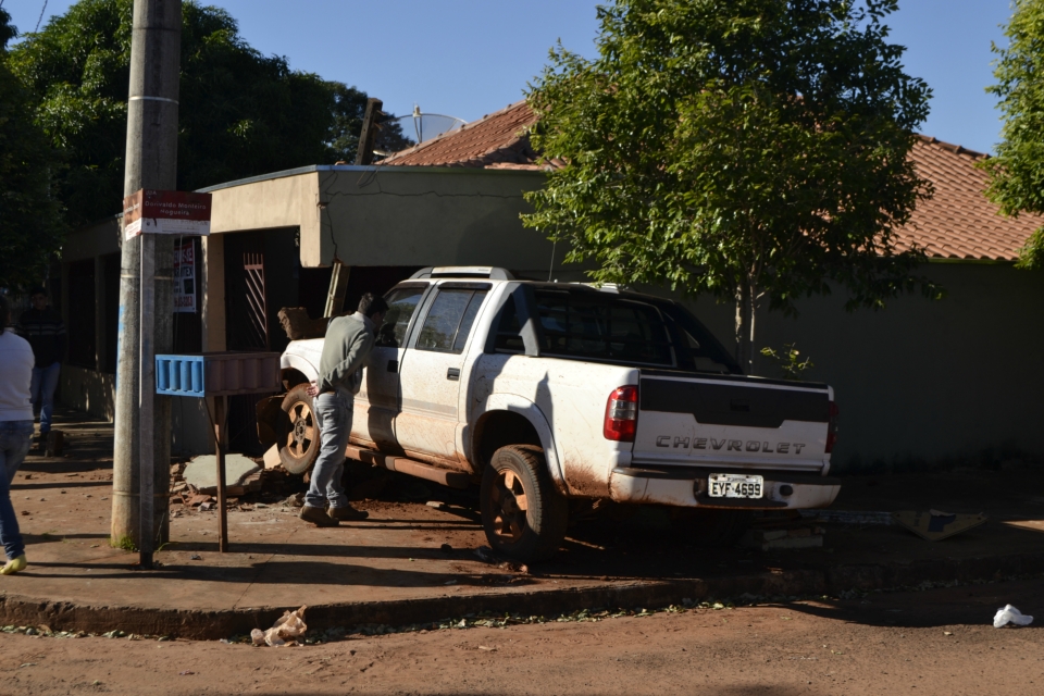 Condutor embriagado e em alta velocidade provoca acidente