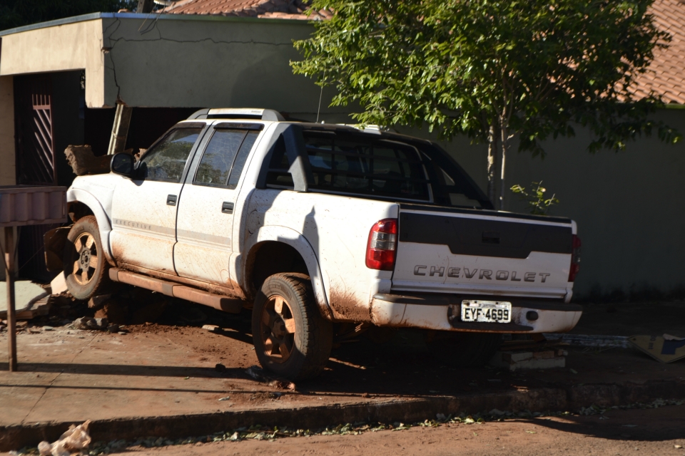 Condutor embriagado e em alta velocidade provoca acidente