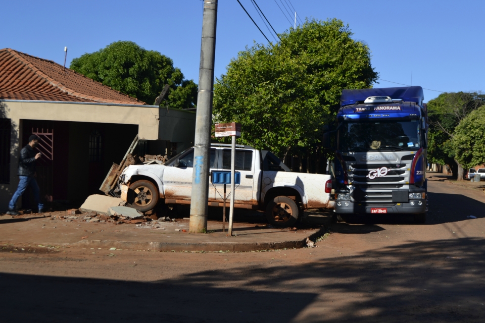 Condutor embriagado e em alta velocidade provoca acidente