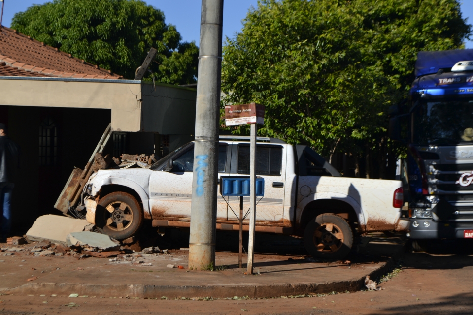 Condutor embriagado e em alta velocidade provoca acidente