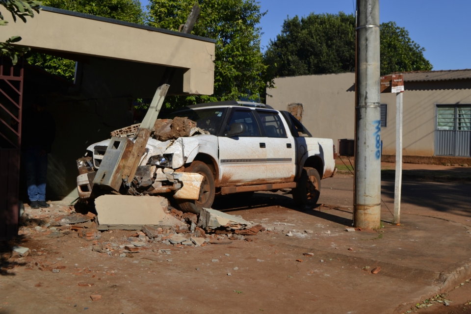 Condutor embriagado e em alta velocidade provoca acidente