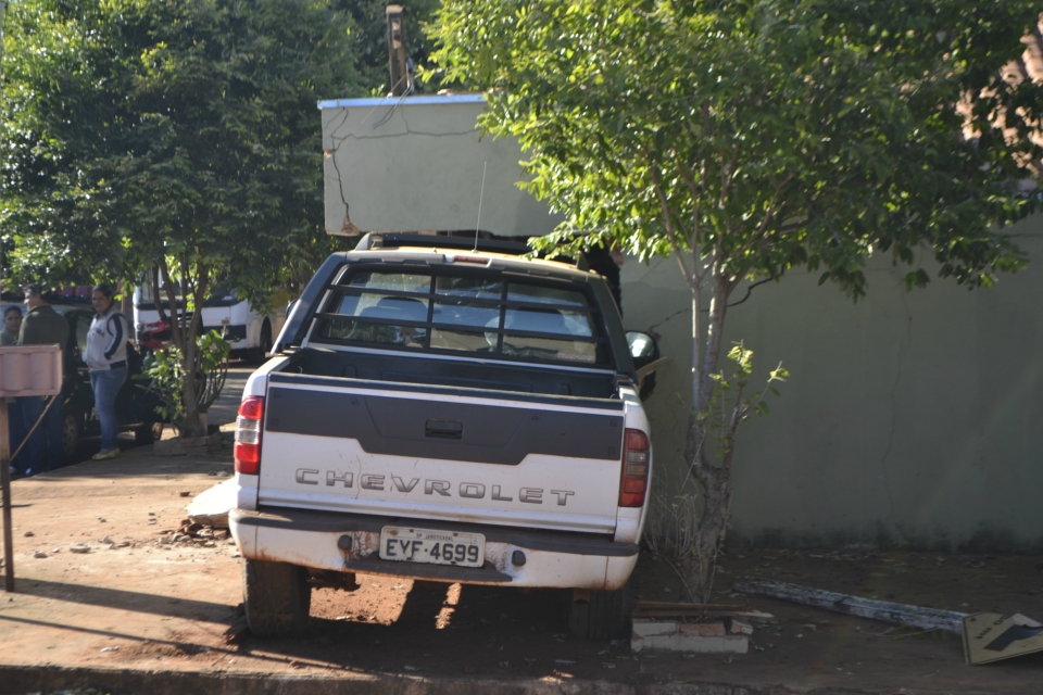 Condutor embriagado e em alta velocidade provoca acidente