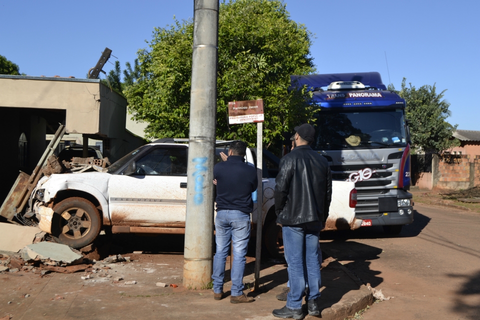 Condutor embriagado e em alta velocidade provoca acidente