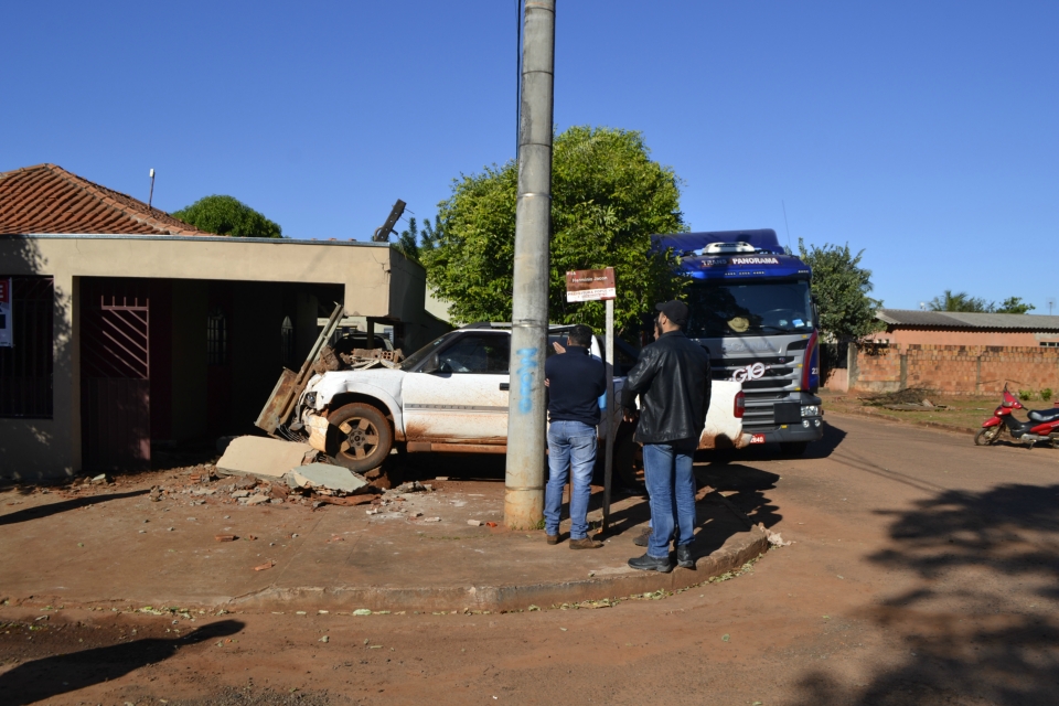 Condutor embriagado e em alta velocidade provoca acidente