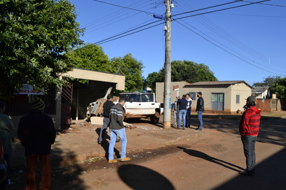 Condutor embriagado e em alta velocidade provoca acidente