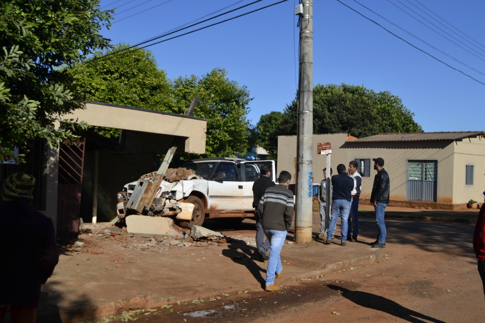 Condutor embriagado e em alta velocidade provoca acidente