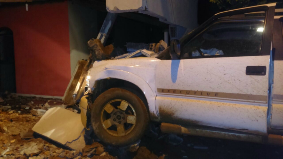 Condutor embriagado e em alta velocidade provoca acidente