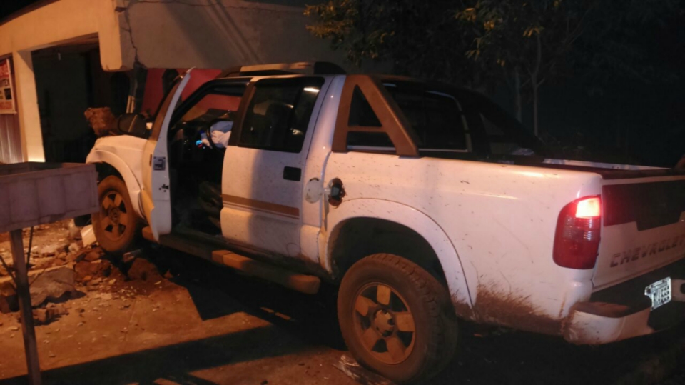 Condutor embriagado e em alta velocidade provoca acidente