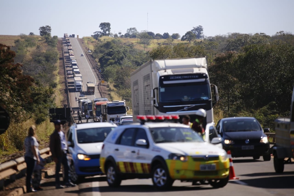 Carro é arrastado por caminhão que tomba na BR-163 depois de colisão Carro é arrastado por caminhão que tomba na BR-163 depois de colisão