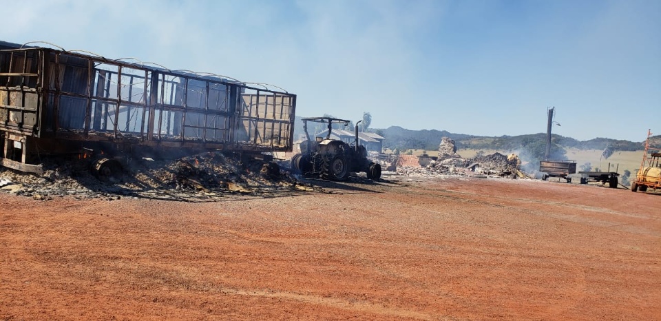 Guerrilheiros do EPP queimaram casas, tratores, caminhonetes e caminhão em fazenda a 75 km de Ponta Porã