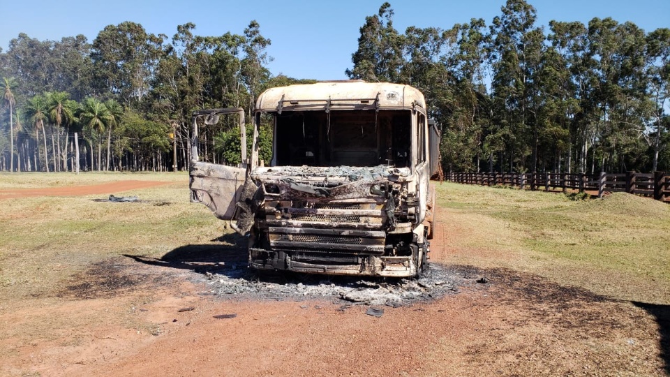 Guerrilheiros do EPP queimaram casas, tratores, caminhonetes e caminhão em fazenda a 75 km de Ponta Porã