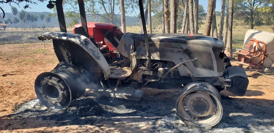 Guerrilheiros do EPP queimaram casas, tratores, caminhonetes e caminhão em fazenda a 75 km de Ponta Porã