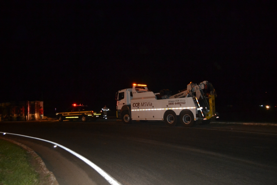 Carreta com 37 toneladas de Milho tomba em Nova Alvorada do Sul Carreta com 37 toneladas de Milho tomba em Nova Alvorada do Sul