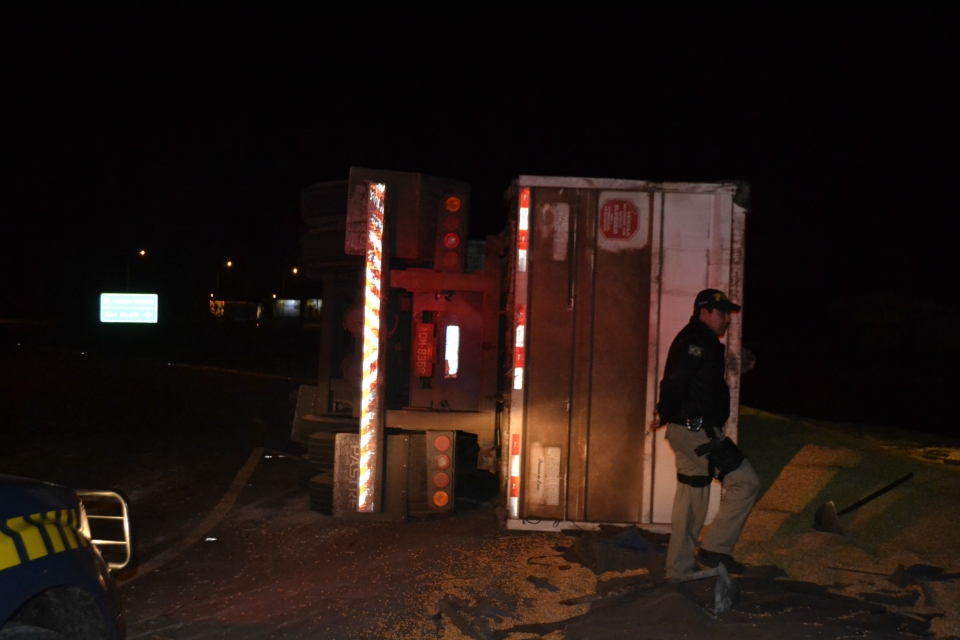 Carreta com 37 toneladas de Milho tomba em Nova Alvorada do Sul Carreta com 37 toneladas de Milho tomba em Nova Alvorada do Sul
