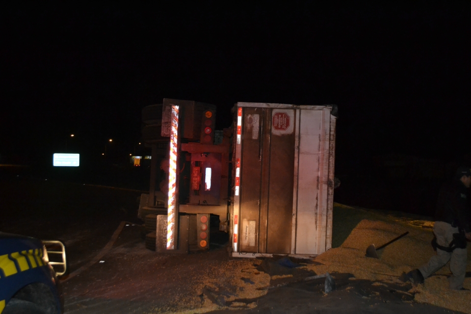 Carreta com 37 toneladas de Milho tomba em Nova Alvorada do Sul Carreta com 37 toneladas de Milho tomba em Nova Alvorada do Sul