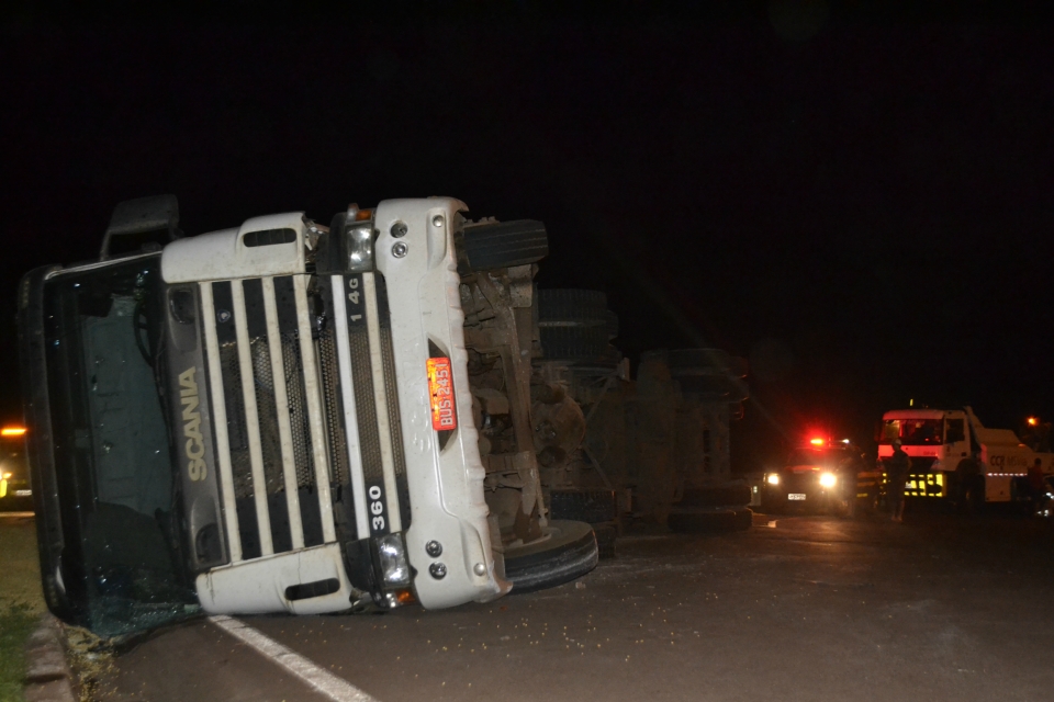 Carreta com 37 toneladas de Milho tomba em Nova Alvorada do Sul Carreta com 37 toneladas de Milho tomba em Nova Alvorada do Sul