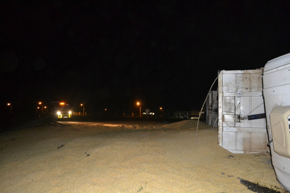 Carreta com 37 toneladas de Milho tomba em Nova Alvorada do Sul Carreta com 37 toneladas de Milho tomba em Nova Alvorada do Sul
