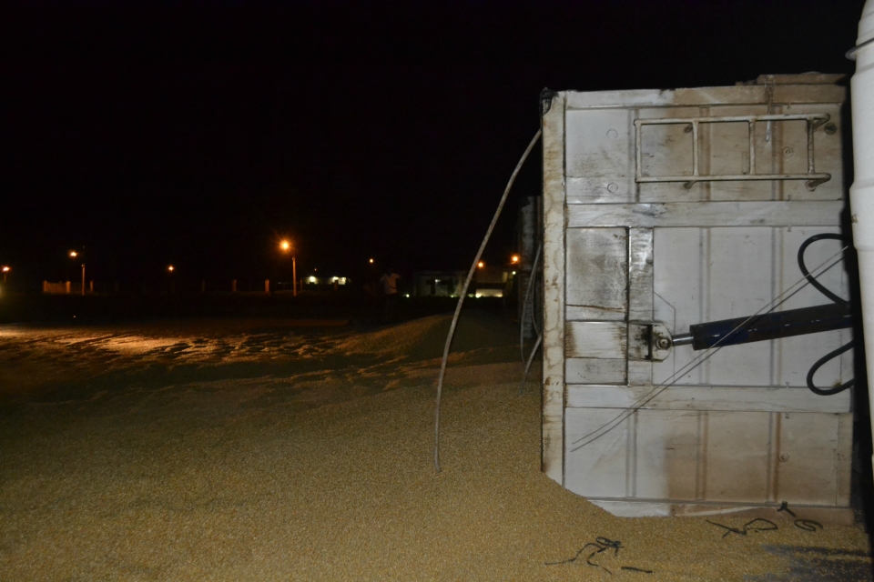 Carreta com 37 toneladas de Milho tomba em Nova Alvorada do Sul Carreta com 37 toneladas de Milho tomba em Nova Alvorada do Sul