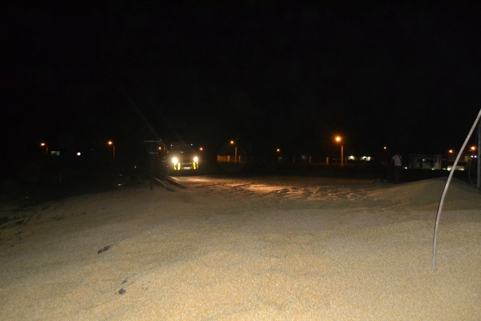 Carreta com 37 toneladas de Milho tomba em Nova Alvorada do Sul Carreta com 37 toneladas de Milho tomba em Nova Alvorada do Sul