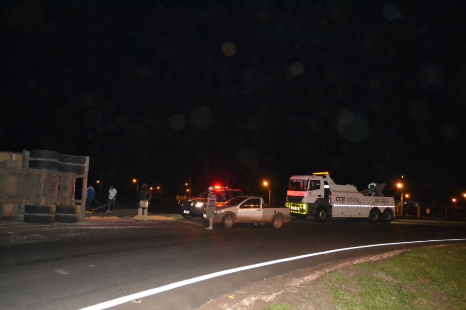 Carreta com 37 toneladas de Milho tomba em Nova Alvorada do Sul Carreta com 37 toneladas de Milho tomba em Nova Alvorada do Sul