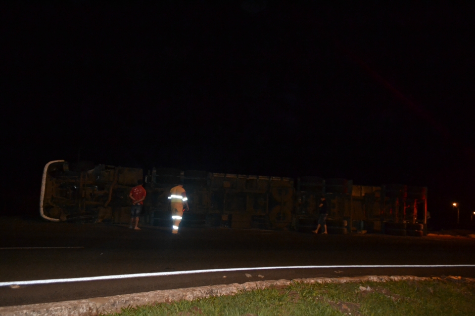 Carreta com 37 toneladas de Milho tomba em Nova Alvorada do Sul Carreta com 37 toneladas de Milho tomba em Nova Alvorada do Sul