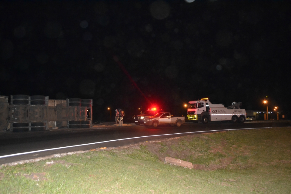 Carreta com 37 toneladas de Milho tomba em Nova Alvorada do Sul Carreta com 37 toneladas de Milho tomba em Nova Alvorada do Sul