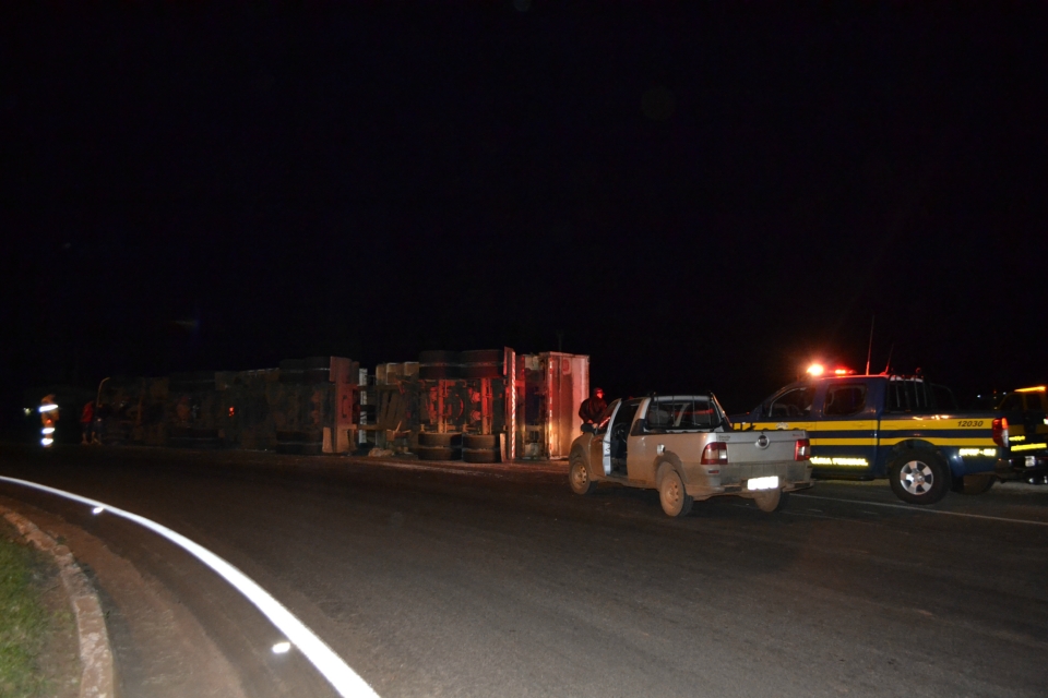 Carreta com 37 toneladas de Milho tomba em Nova Alvorada do Sul Carreta com 37 toneladas de Milho tomba em Nova Alvorada do Sul