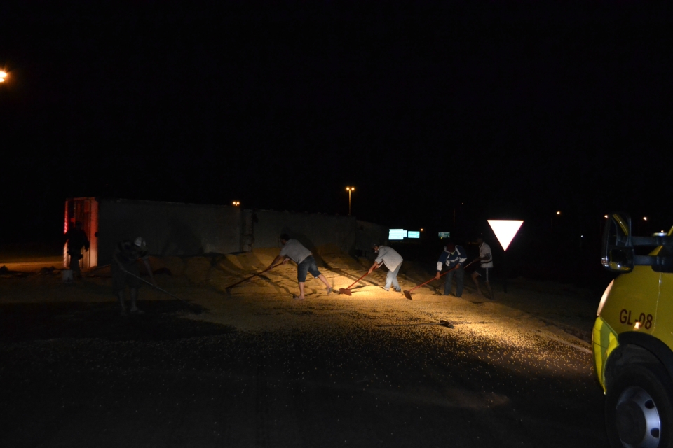 Carreta com 37 toneladas de Milho tomba em Nova Alvorada do Sul Carreta com 37 toneladas de Milho tomba em Nova Alvorada do Sul