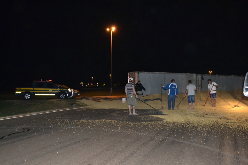 Carreta com 37 toneladas de Milho tomba em Nova Alvorada do Sul Carreta com 37 toneladas de Milho tomba em Nova Alvorada do Sul