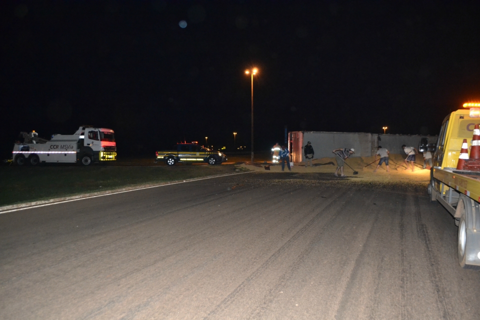 Carreta com 37 toneladas de Milho tomba em Nova Alvorada do Sul Carreta com 37 toneladas de Milho tomba em Nova Alvorada do Sul
