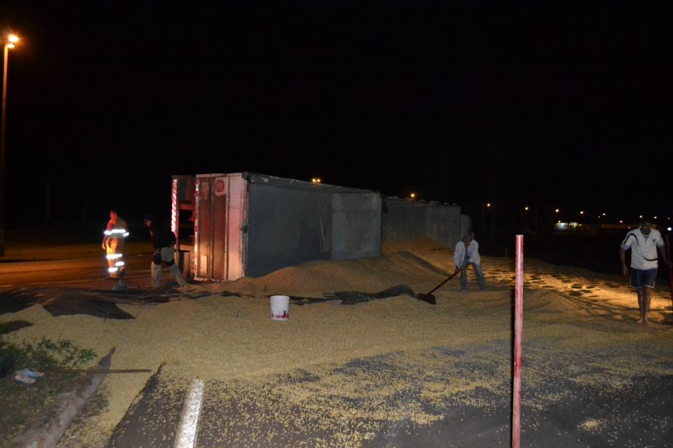 Carreta com 37 toneladas de Milho tomba em Nova Alvorada do Sul Carreta com 37 toneladas de Milho tomba em Nova Alvorada do Sul