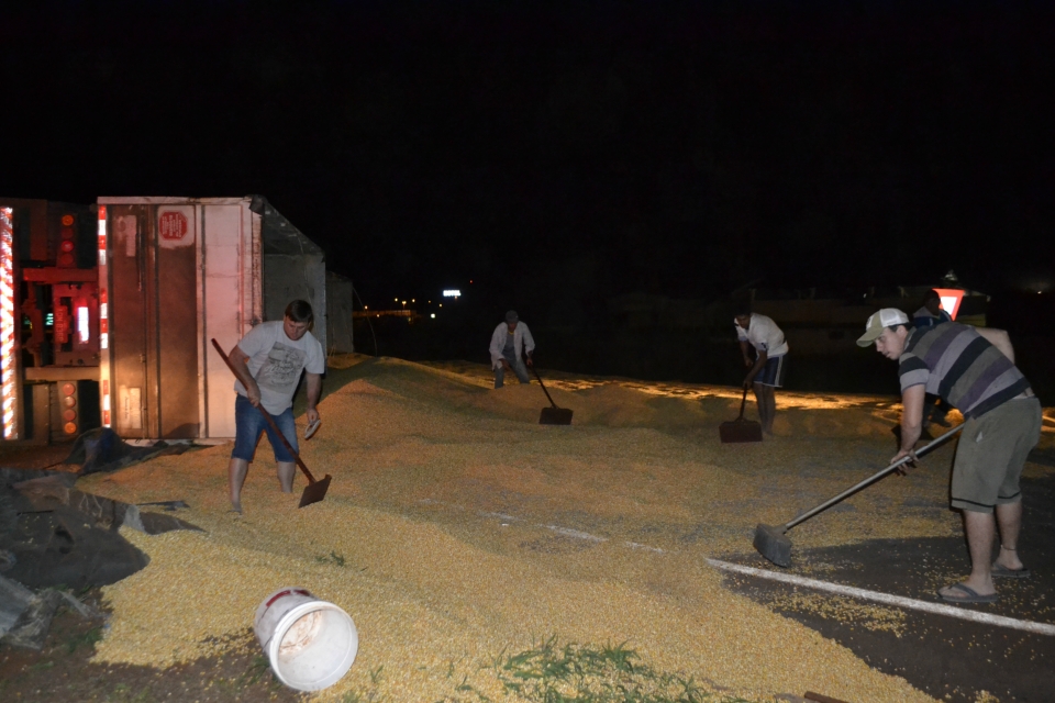 Carreta com 37 toneladas de Milho tomba em Nova Alvorada do Sul Carreta com 37 toneladas de Milho tomba em Nova Alvorada do Sul